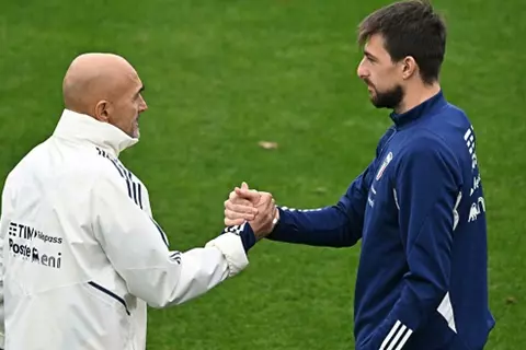 "خلاف مع سباليتي".. أتشيربي يكشف سبب رفضه الانضمام لمنتخب إيطاليا